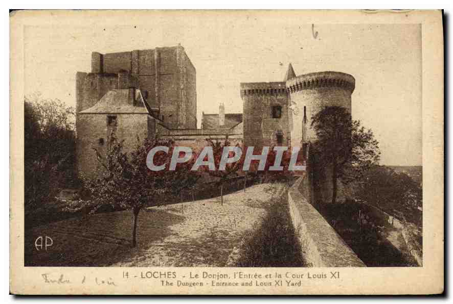 CPA Loches le Donjon l'entree et la cour Louis XI 