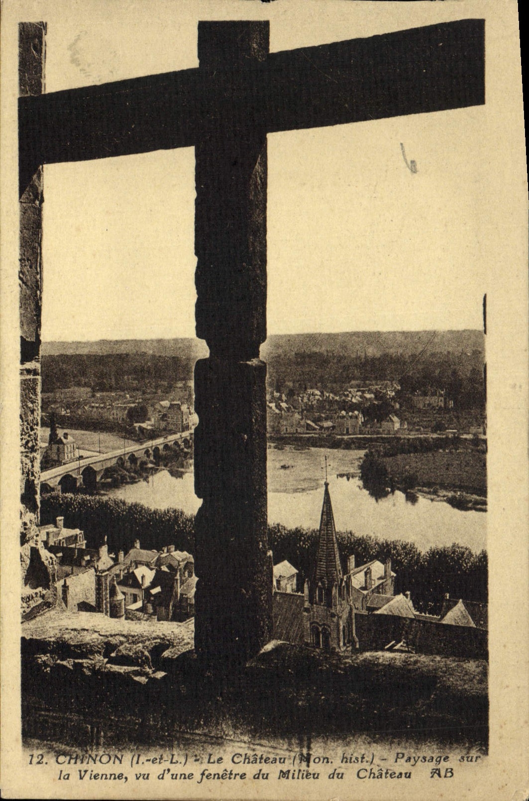 CPA Chinon I et L le Chateau paysage sur la Vienne vu d'une fenetre du Milieu du Chateau 