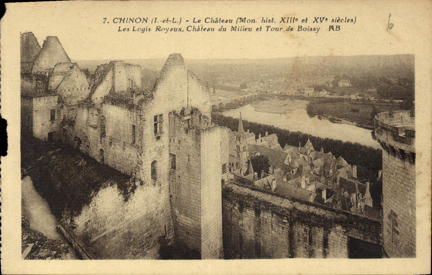 CPA Chinon I et L le Chateau mon hist XIII et XV siecles les Logis Royaux Chateau du Milieu et Tour 