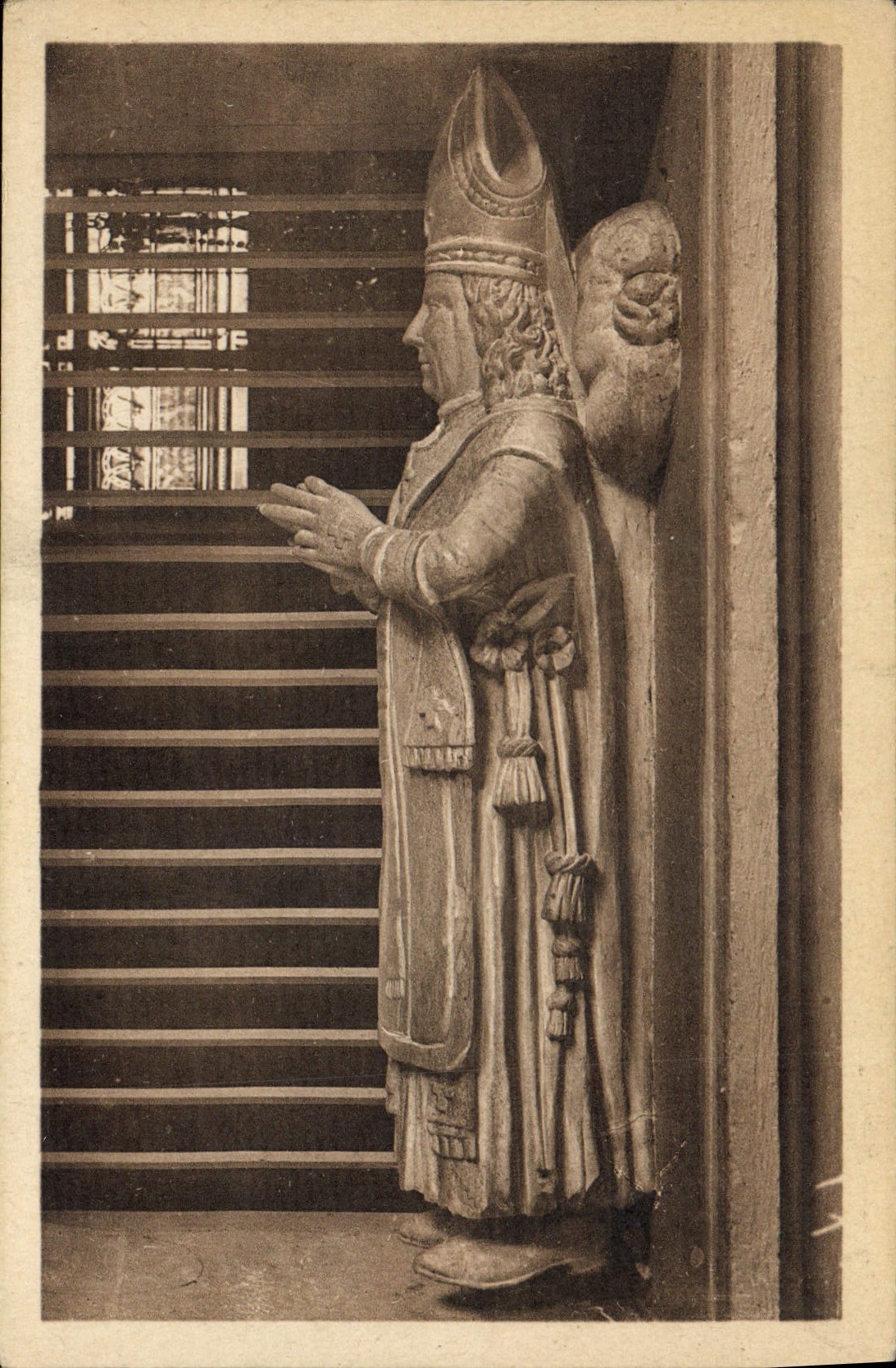 CPA Candes I et L interieur de l'Eglise Saint Martin 