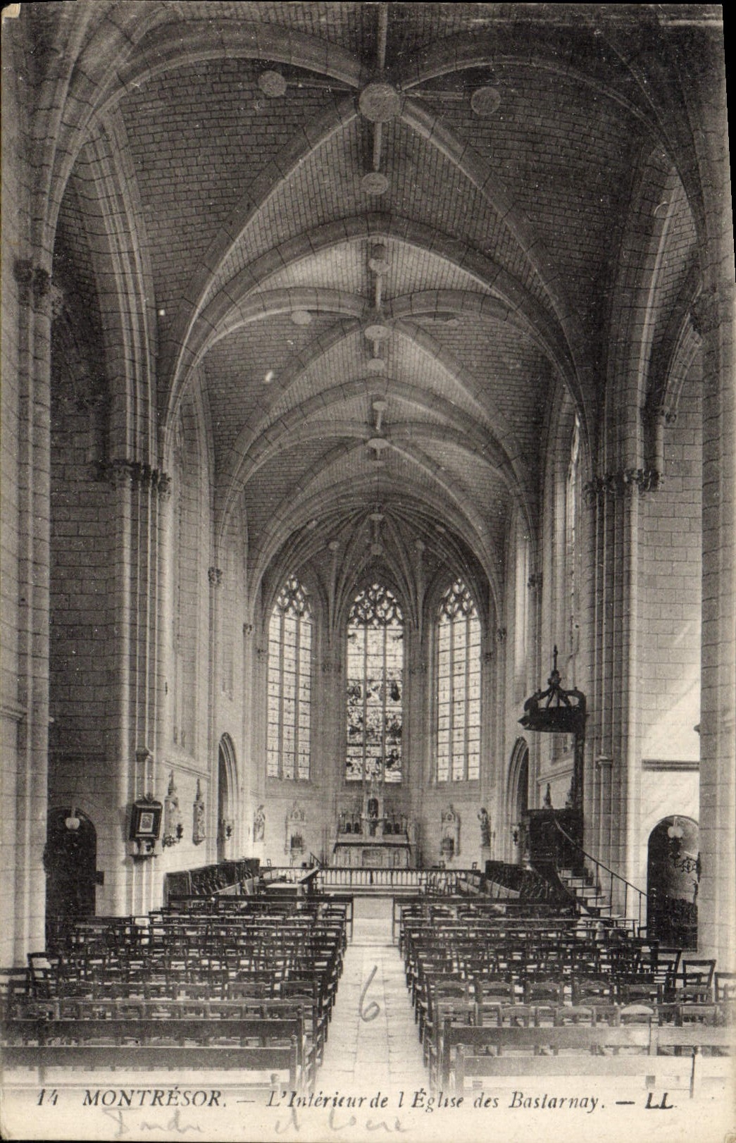 CPA Montresor l'Interieur de l'eglise des Bastarnay 