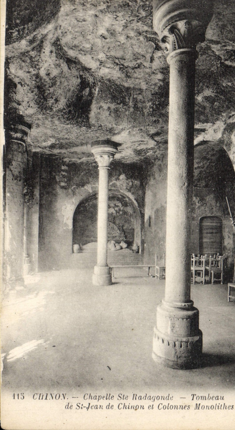 CPA Chinon Chapelle St Radagonde Tombeau de St jean de Chinon et Colonnes Monolithes 