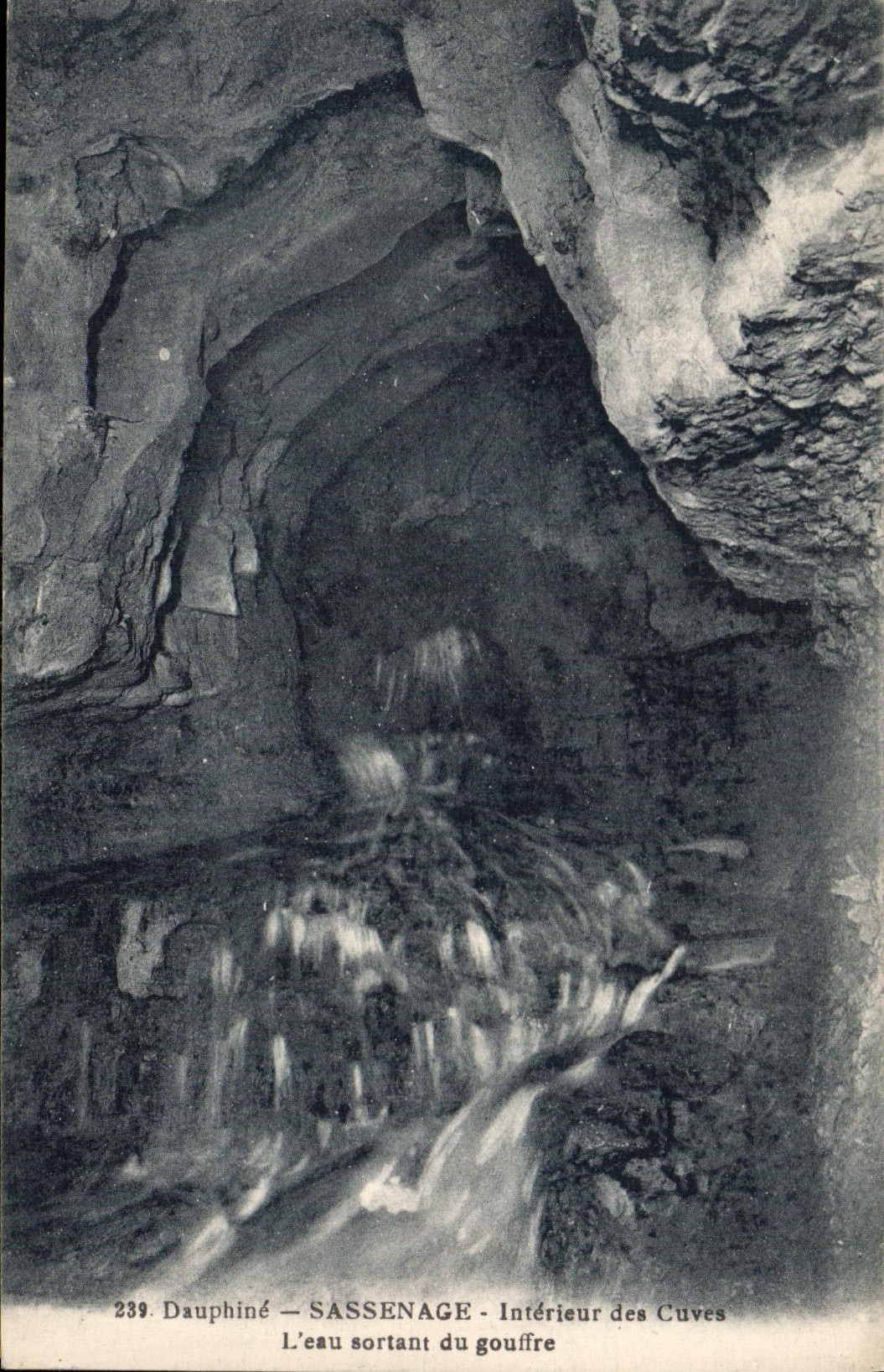 CPA Dauphine Sassenage Interieur des Cuves l'eau sortant du Gouffre 
