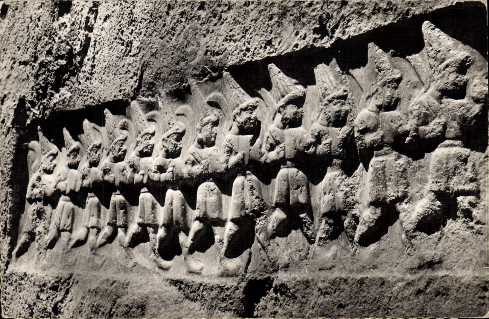 CPA A Travers la Turquie Fabuleuse Realisation de Merry Ottin Bas Relief hittite procession des divi