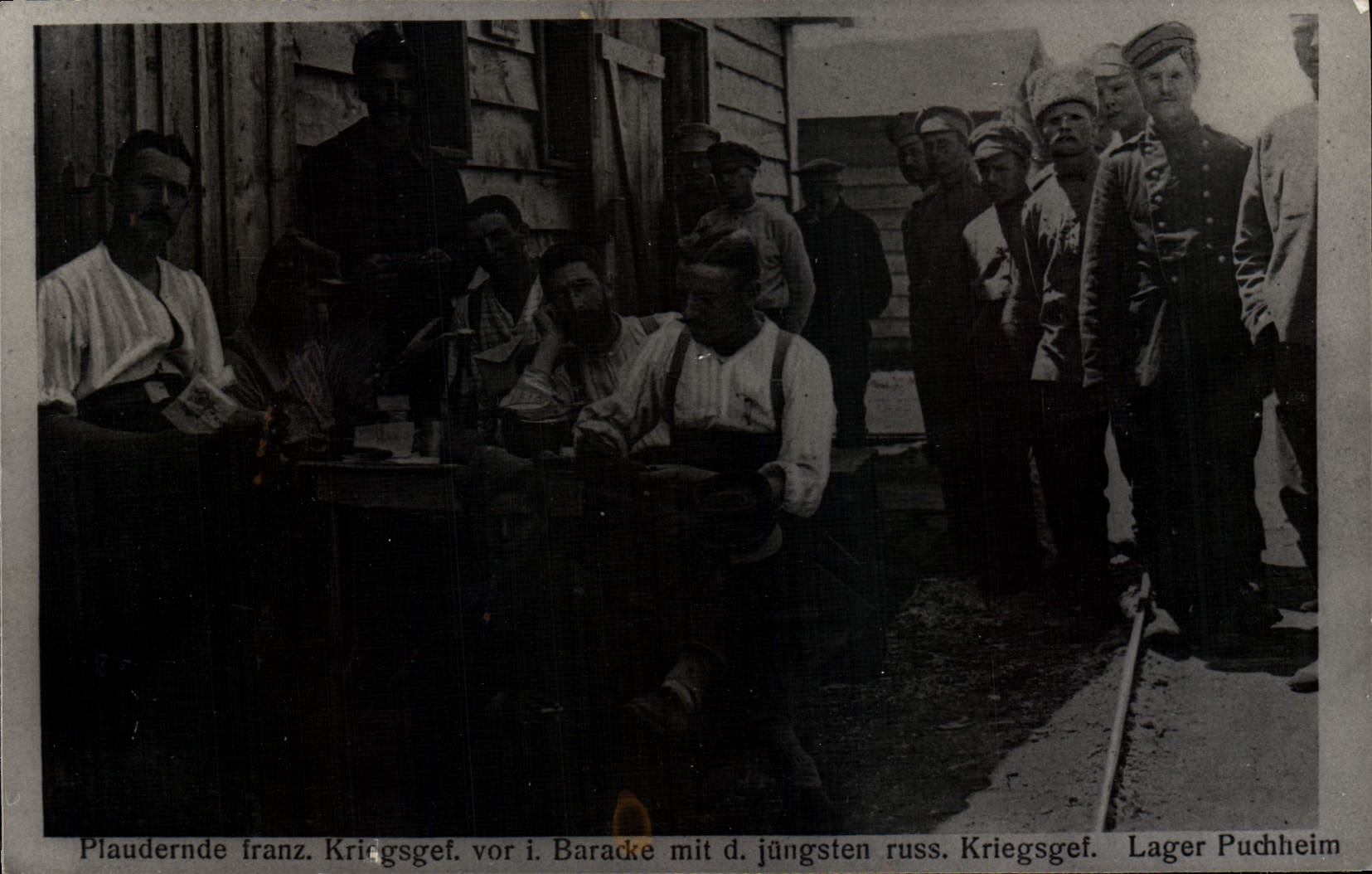Plaudernde franz. Kriegsgef. vor i. Baracke mit d. jüngsten russ. Kriegsgef. – Lager Puchheim