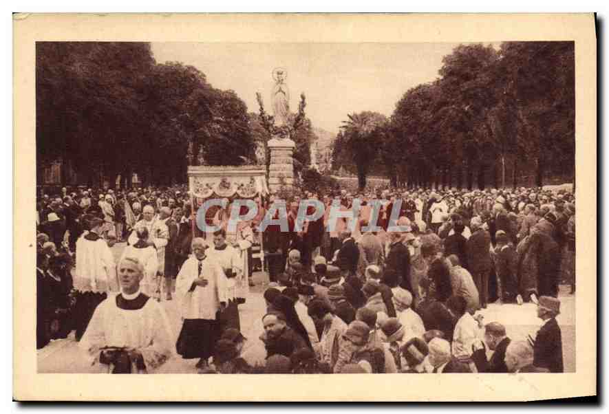 CPA Lourdes Procession du Tres Saint Sacrement sur l'Esplanade 
