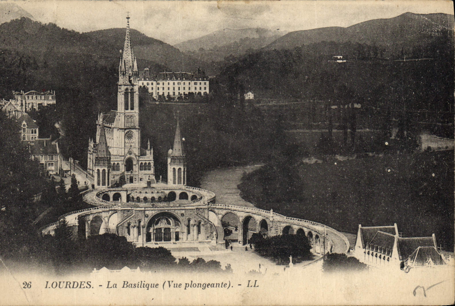 CPA Lourdes la BAsilique vue Plongeante 