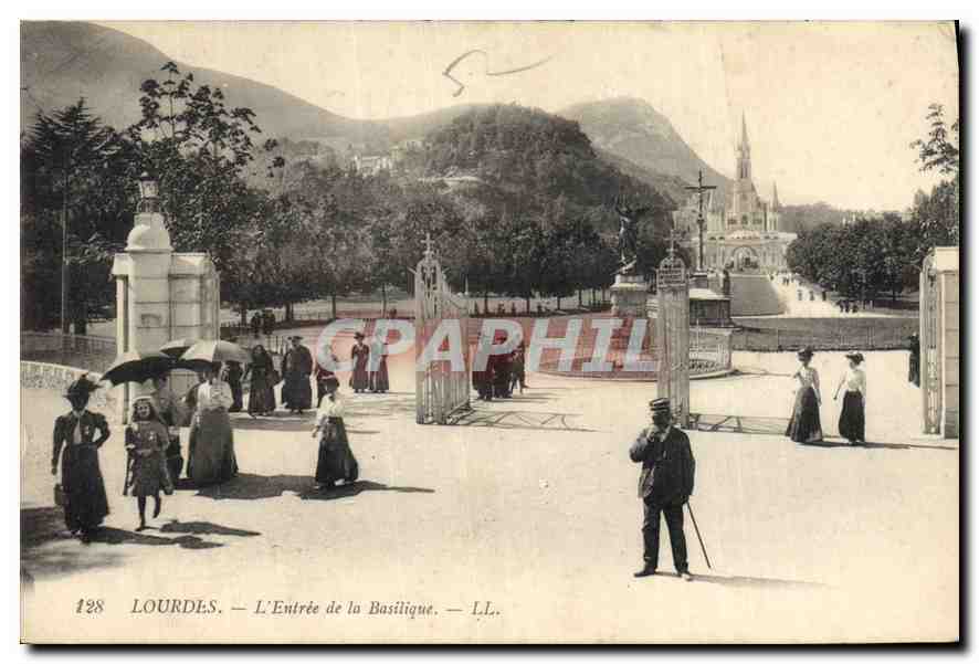 CPA Lourdes l'Entree de la Basilique 
