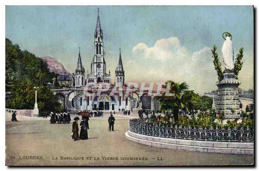 CPA Lourdes la Basilique et la Vierge Couronnee 