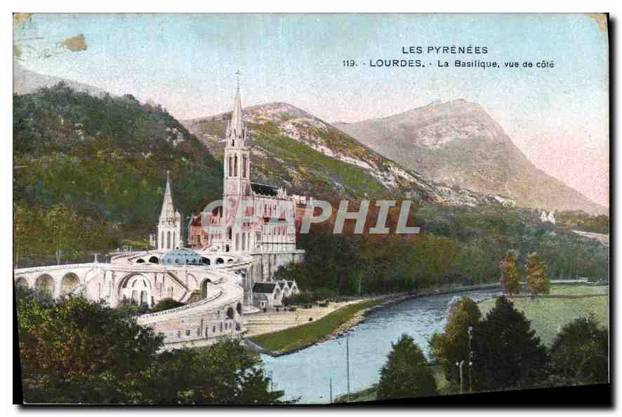 CPA Les Pyrenees Lourdes la Basilique vue de Cote 