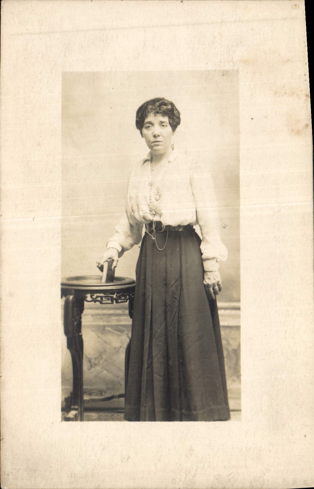 Frau in historischem Kleid — Fotostudio — unbekannter Verlag, Nr. 171