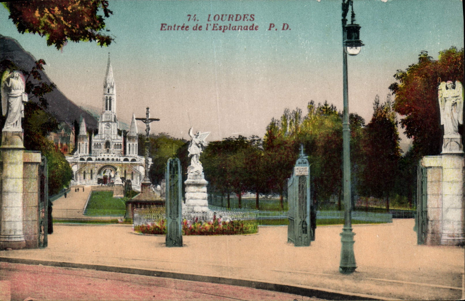 CPA Lourdes Entree de l'Esplanade 