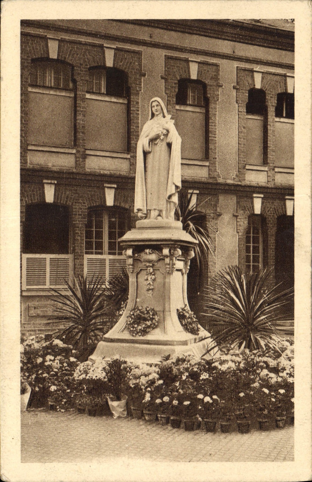 Statue de Sainte Thérèse de l'Enfant Jésus — près de la chapelle du Carmel de Lisieux — éditeur non visible