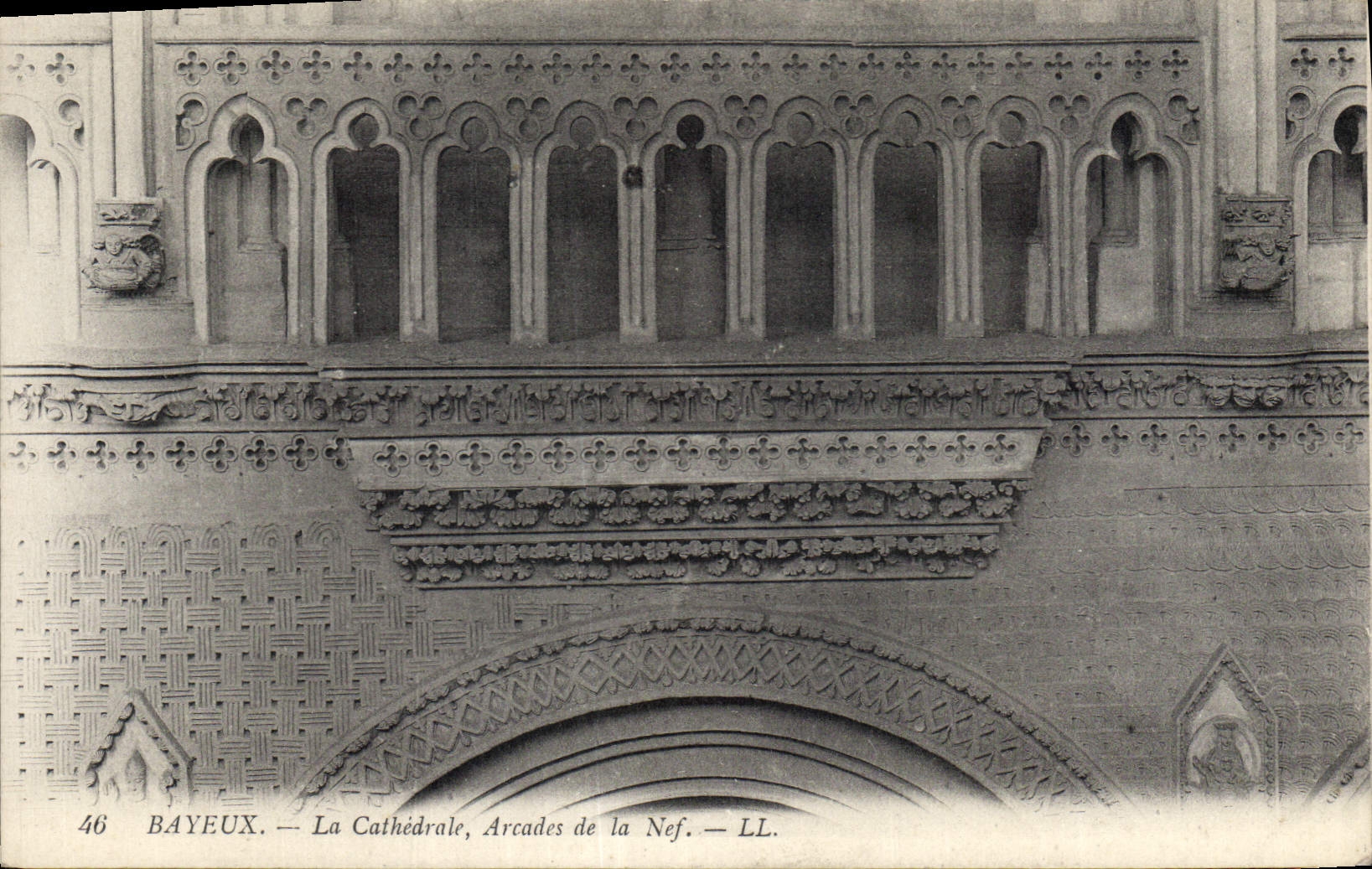 CPA Bayeux La Cathedrale Arcades de la Nef 
