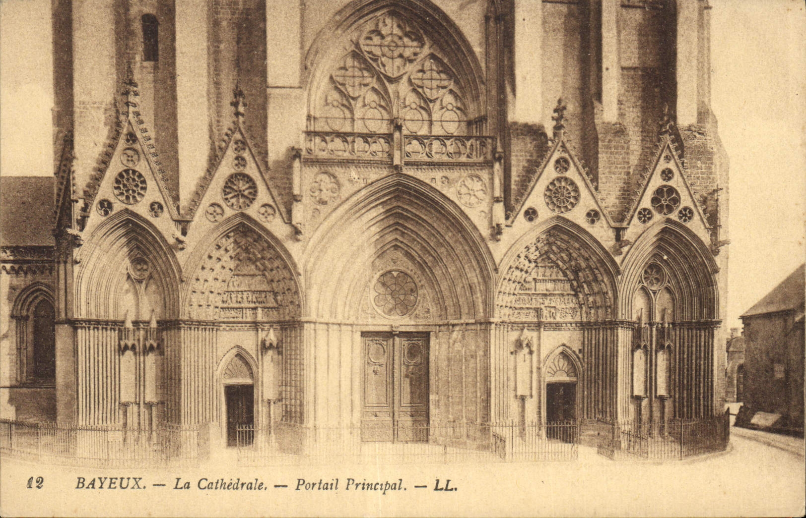 CPA Bayeux La Cathedrale Portail Principal 