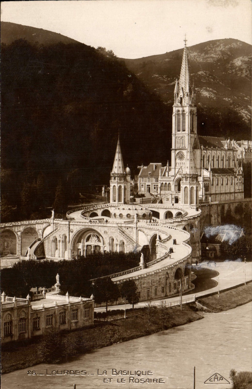 Lourdes — La Basilique et le Rosaire — Éditeur C.A.P. n° 86
