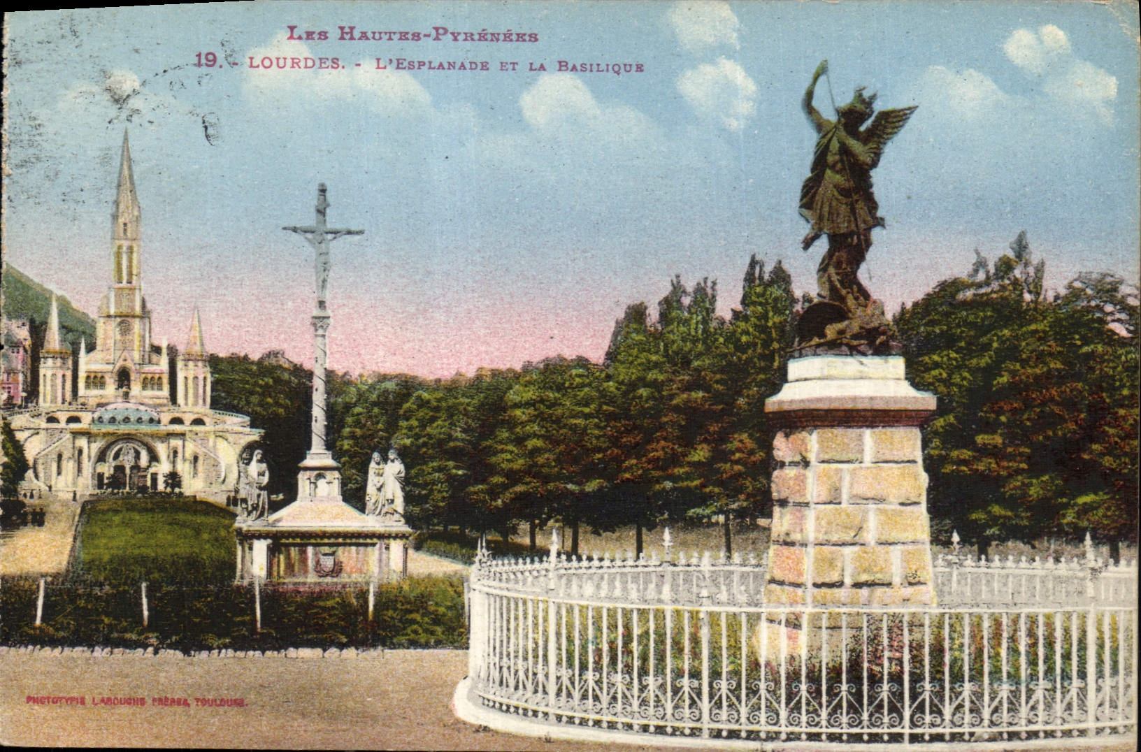 CPA Les Hautes Pyrenees Lourdes l'Esplanade et la Basilique 