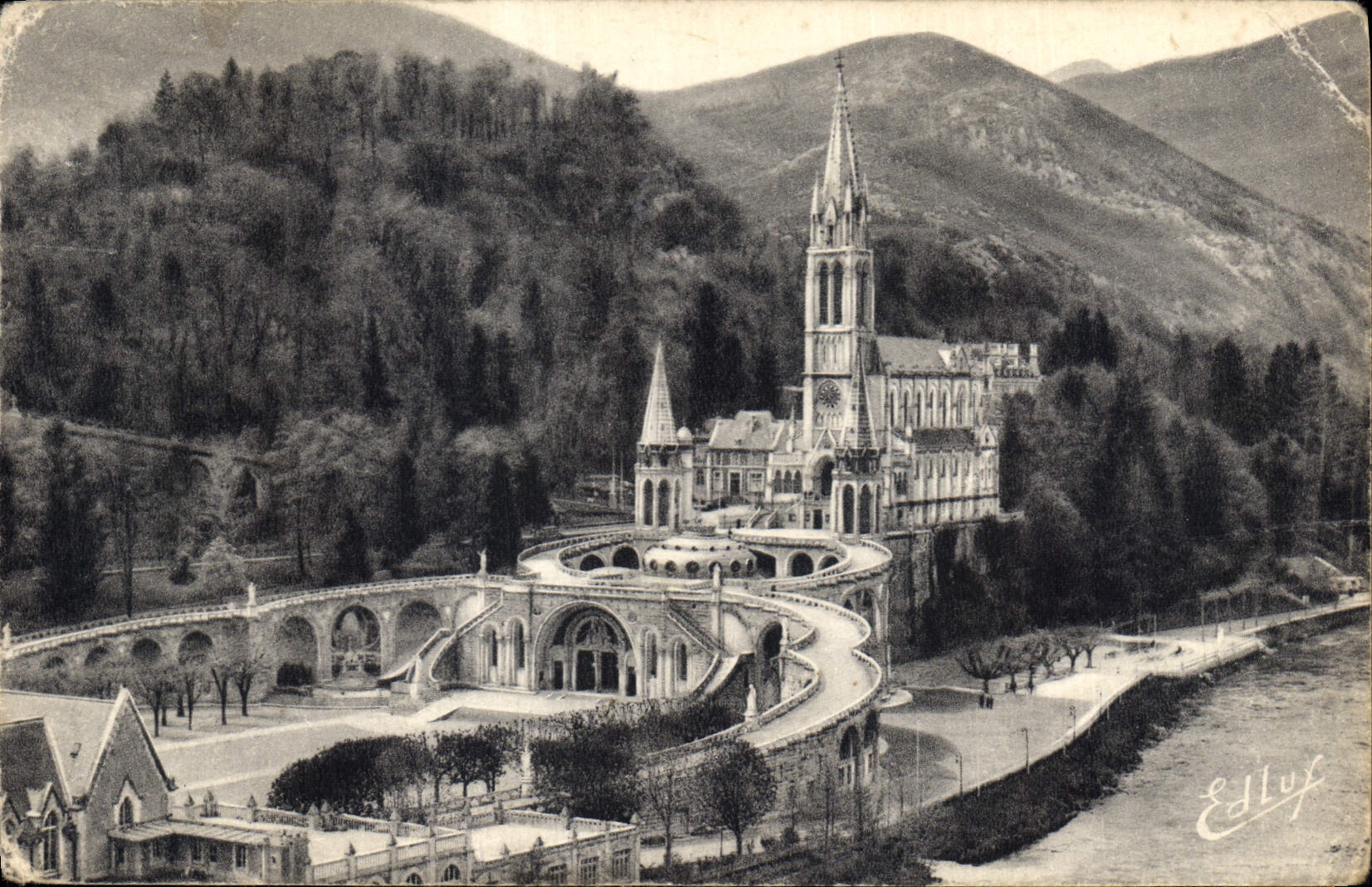 CPA Lourdes Vue d'ensemble sur la Basilique 