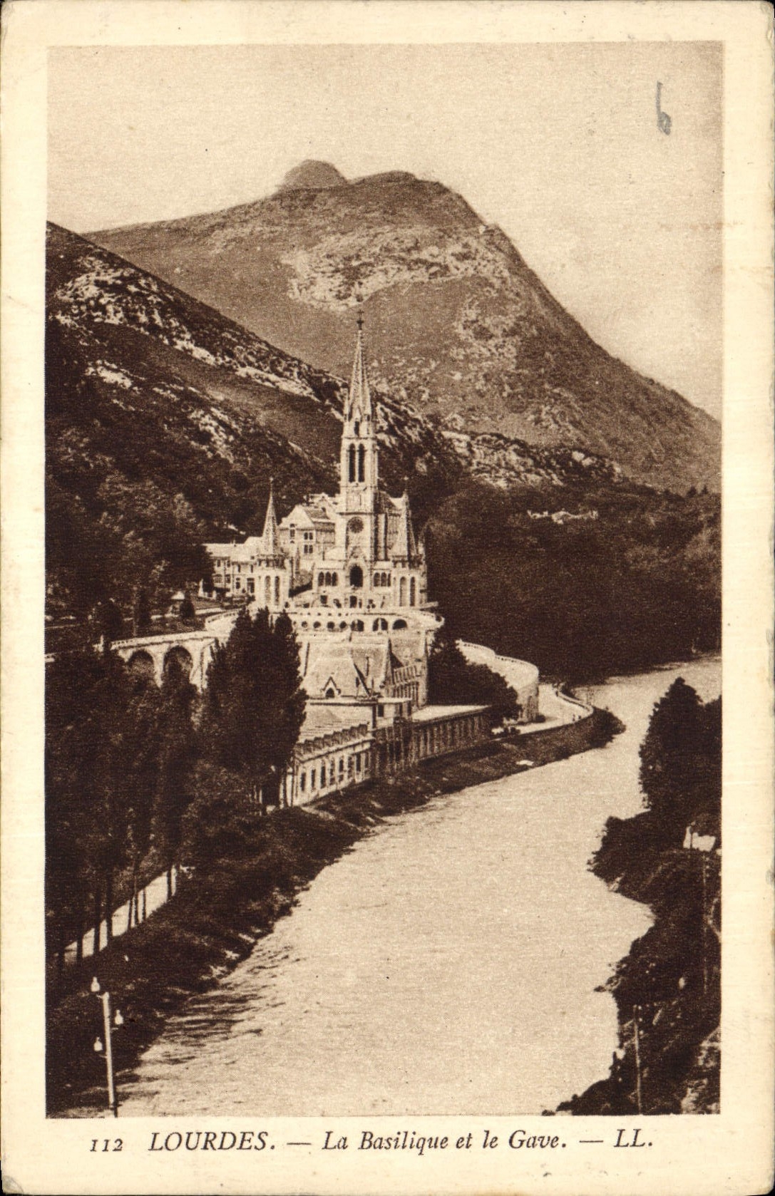 CPA Lourdes La Basilique et le Gave 