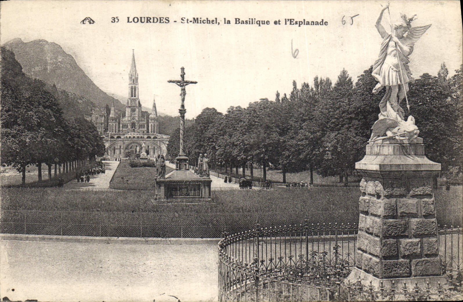 CPA Lourdes St Michel la Basilique et l'Esplanade 