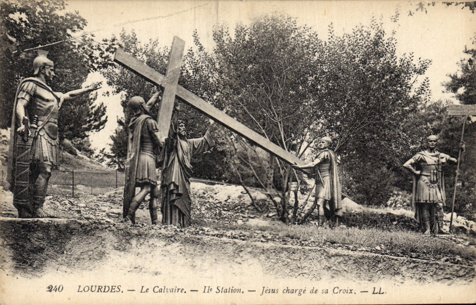 CPA Lourdes Le Calvaire Jesus charge de sa Croix 