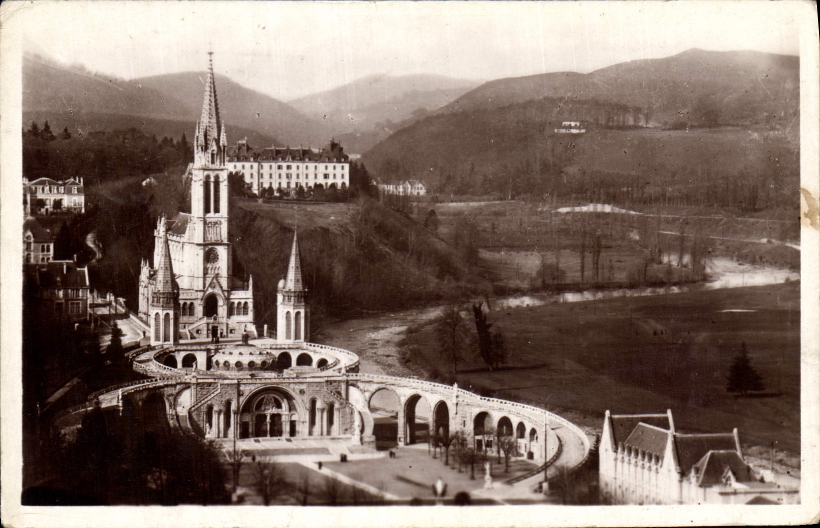 CPA Lourdes La Basilique vue du Chateau Fort 