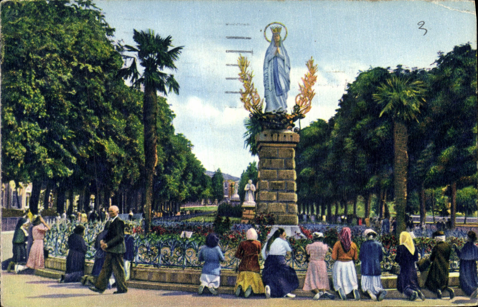 CPA Lourdes La Vierge Couronnee 