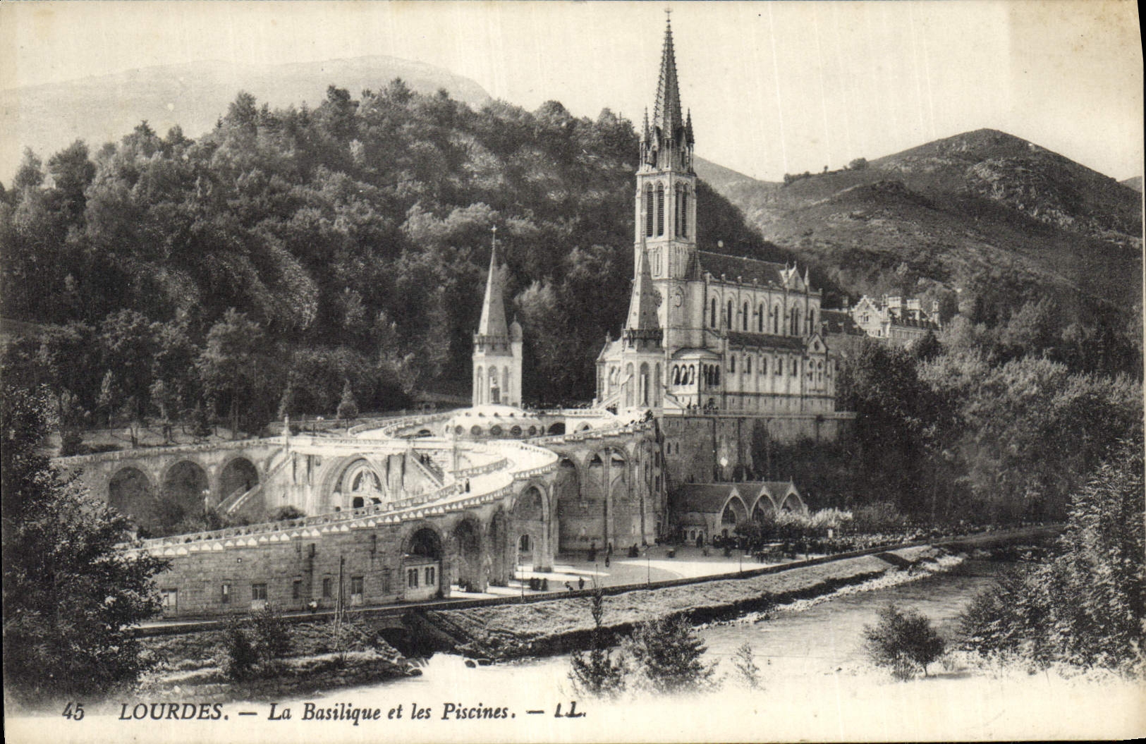 CPA Lourdes La Basilique et les Piscines 