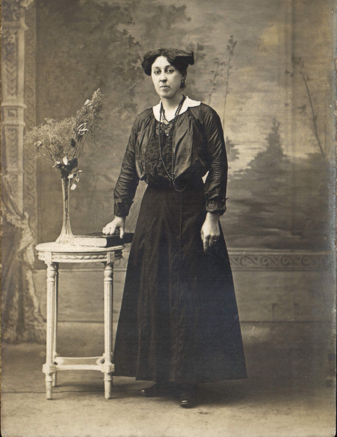 Portrait d'une femme — studio — sans éditeur ni numéro visible