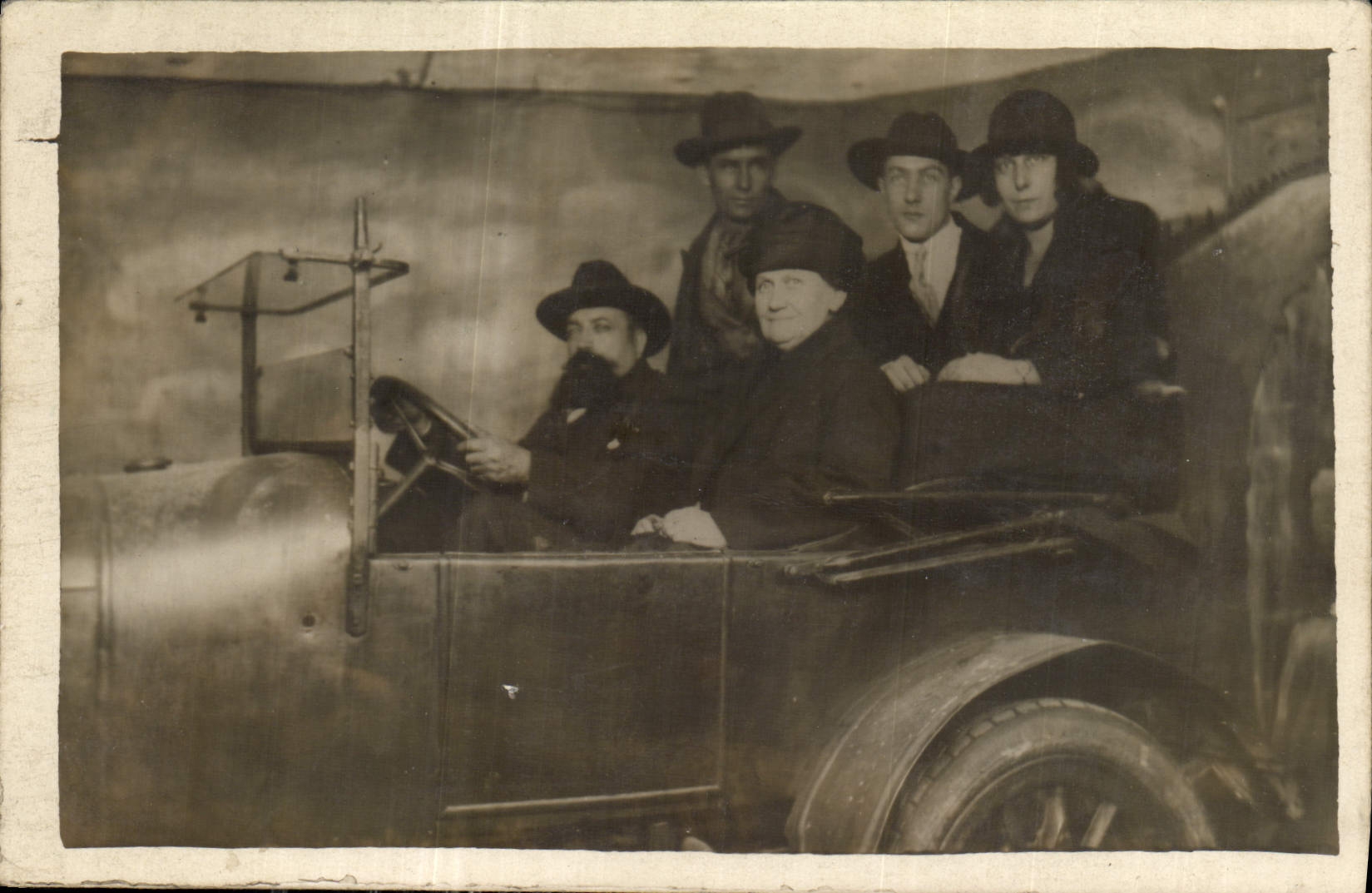 CARTE PHOTO Personnages Automobile