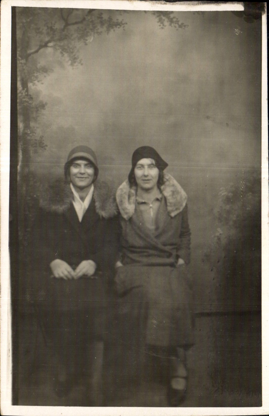 Deux femmes en manteaux à col fourrure — studio — CPAPHIL
