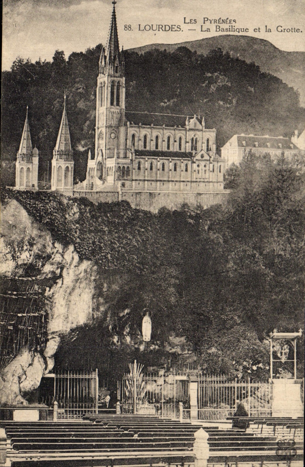 CPA La Pyrenees Lourdes La Basilique de la Grotte 