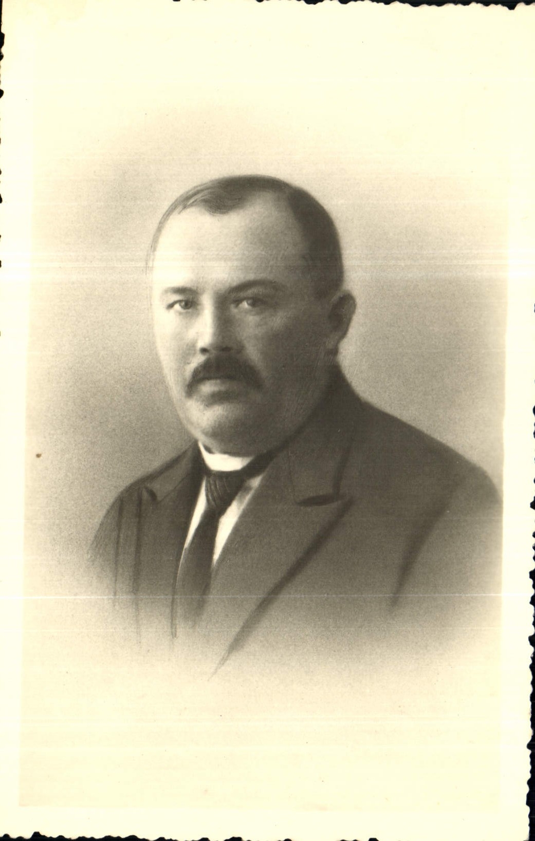 Portrait d'un homme à moustache — éditeur CPAPHIL, n° de série non lisible