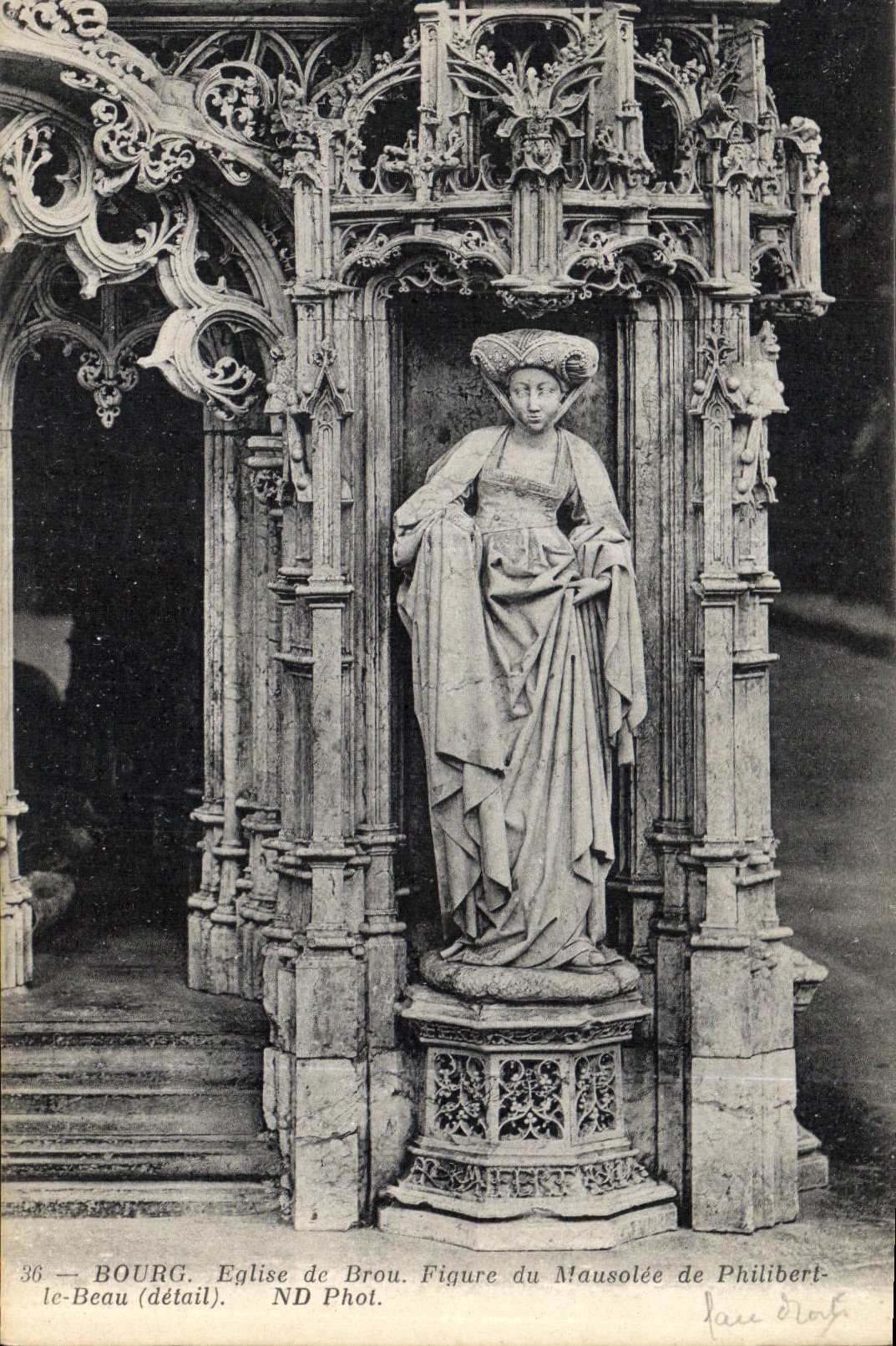 CPA Bourg Eglise de Broi Figure du Mausolee de Philibert le Beau 