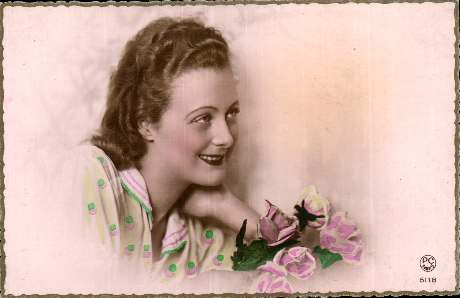Jeune femme souriante — avec bouquet de roses — PC PARIS n°6118