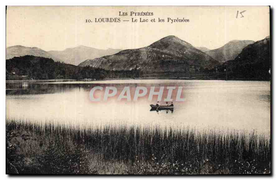 CPA Les Pyrenees Lourdes Le Lac et les Pyrenees 
