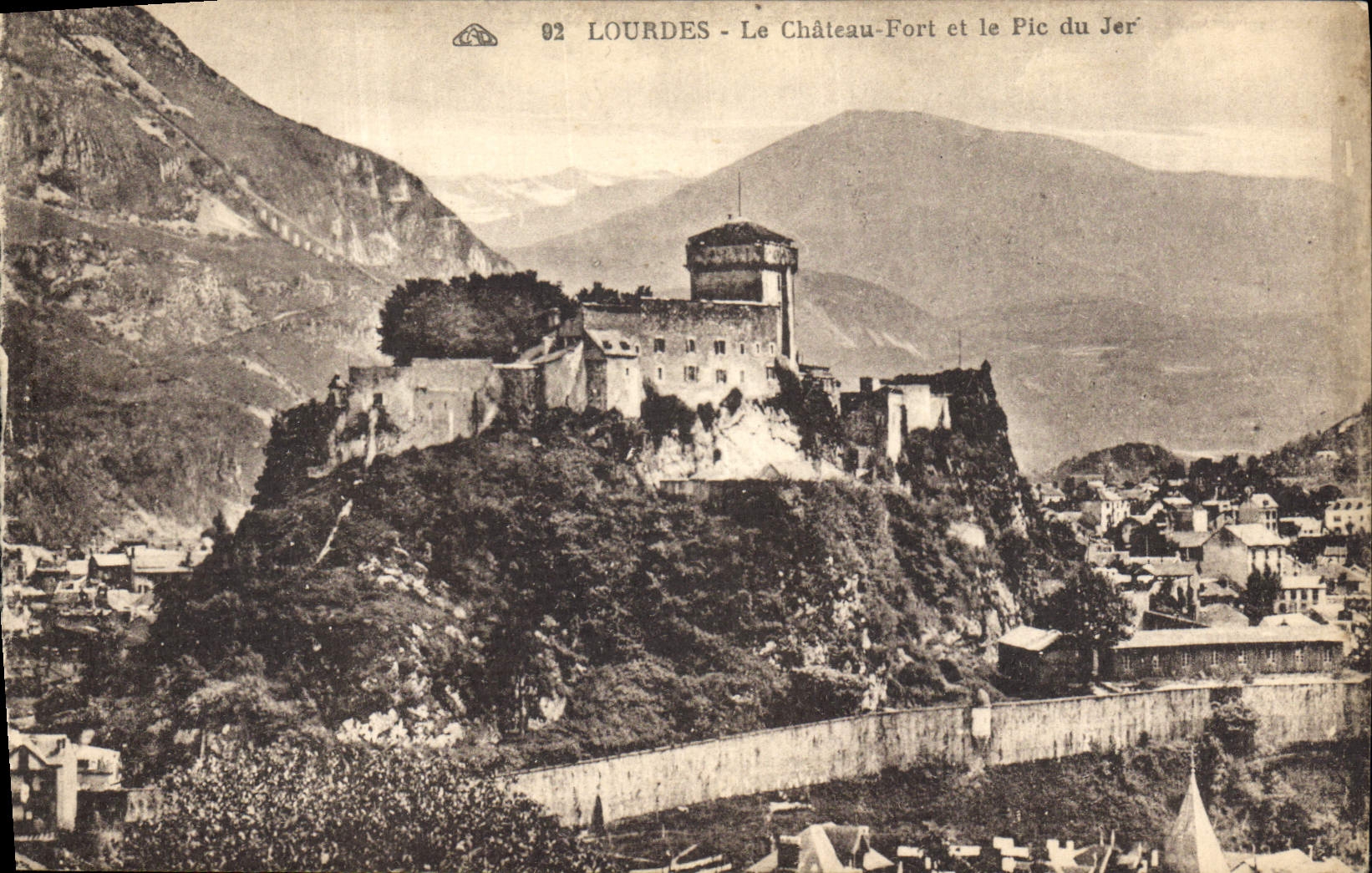 CPA Lourdes le Chateau Fort et le Pic du Jer 