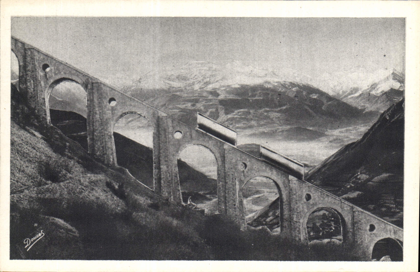 Lourdes - Le Grand Viaduc - La Vallée d'Argelès et la Chaîne des Pyrénées vues du Pic du Jer