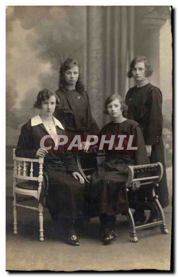 Portrait de quatre jeunes femmes — studio photographique — CPAPHIL