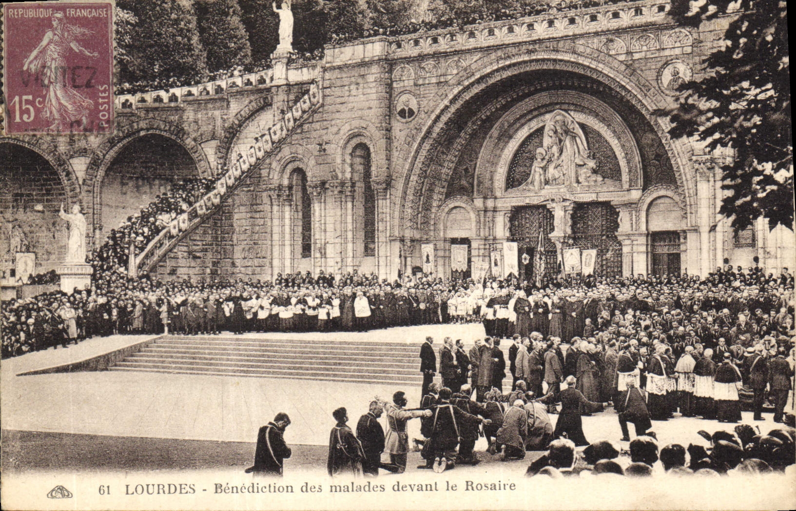 LOURDES - Bénédiction des malades devant le Rosaire