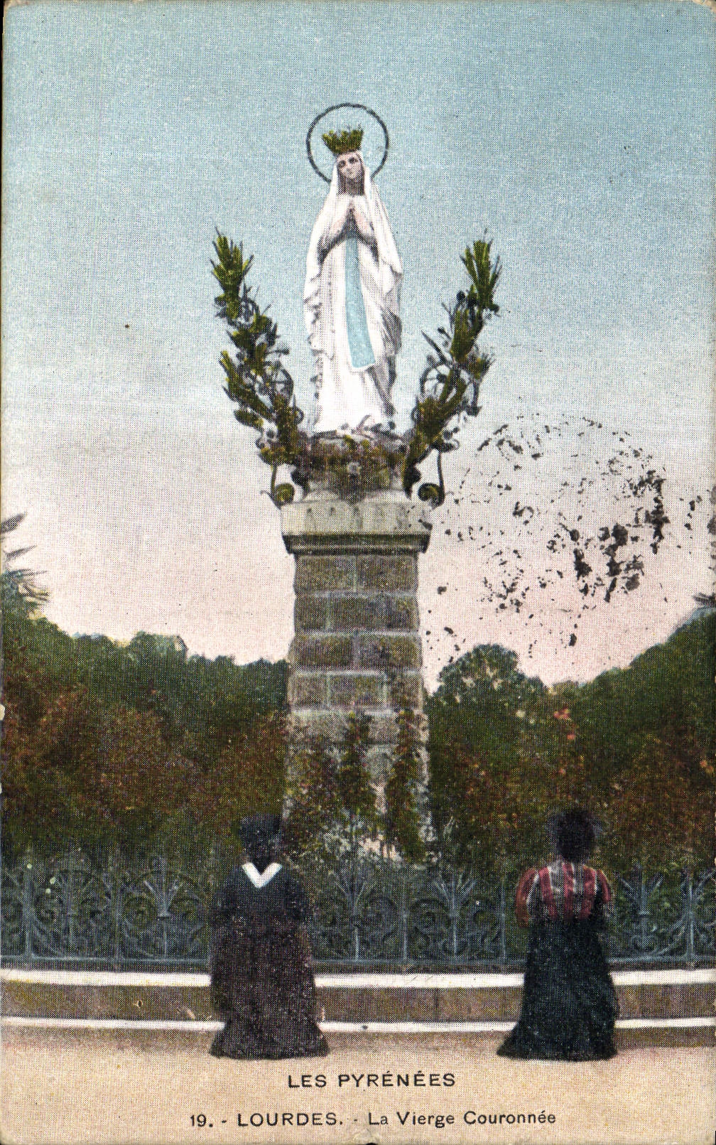 CPA Les Pyrenees Lourdes La Vierge couronnee 