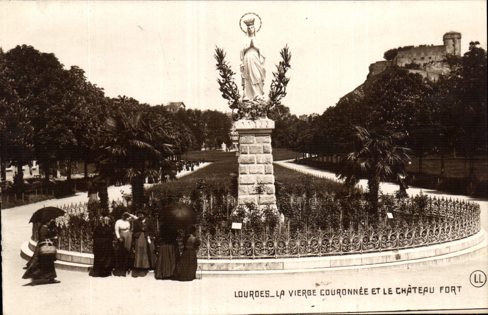CPA Lourdes La Vierge couronnee et le Chateau Fort 
