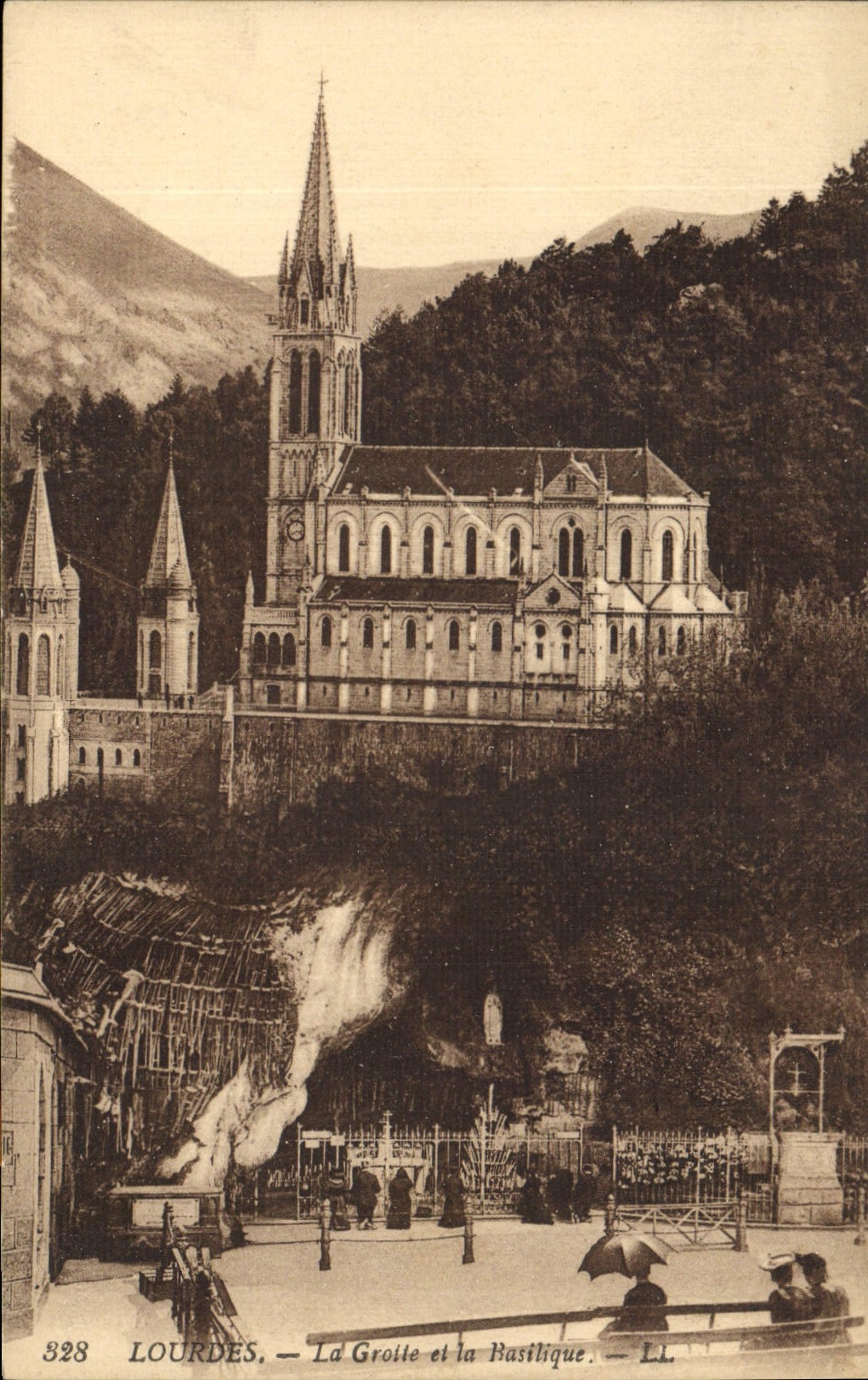 CPA Lourdes La Grotte et la Basilique 