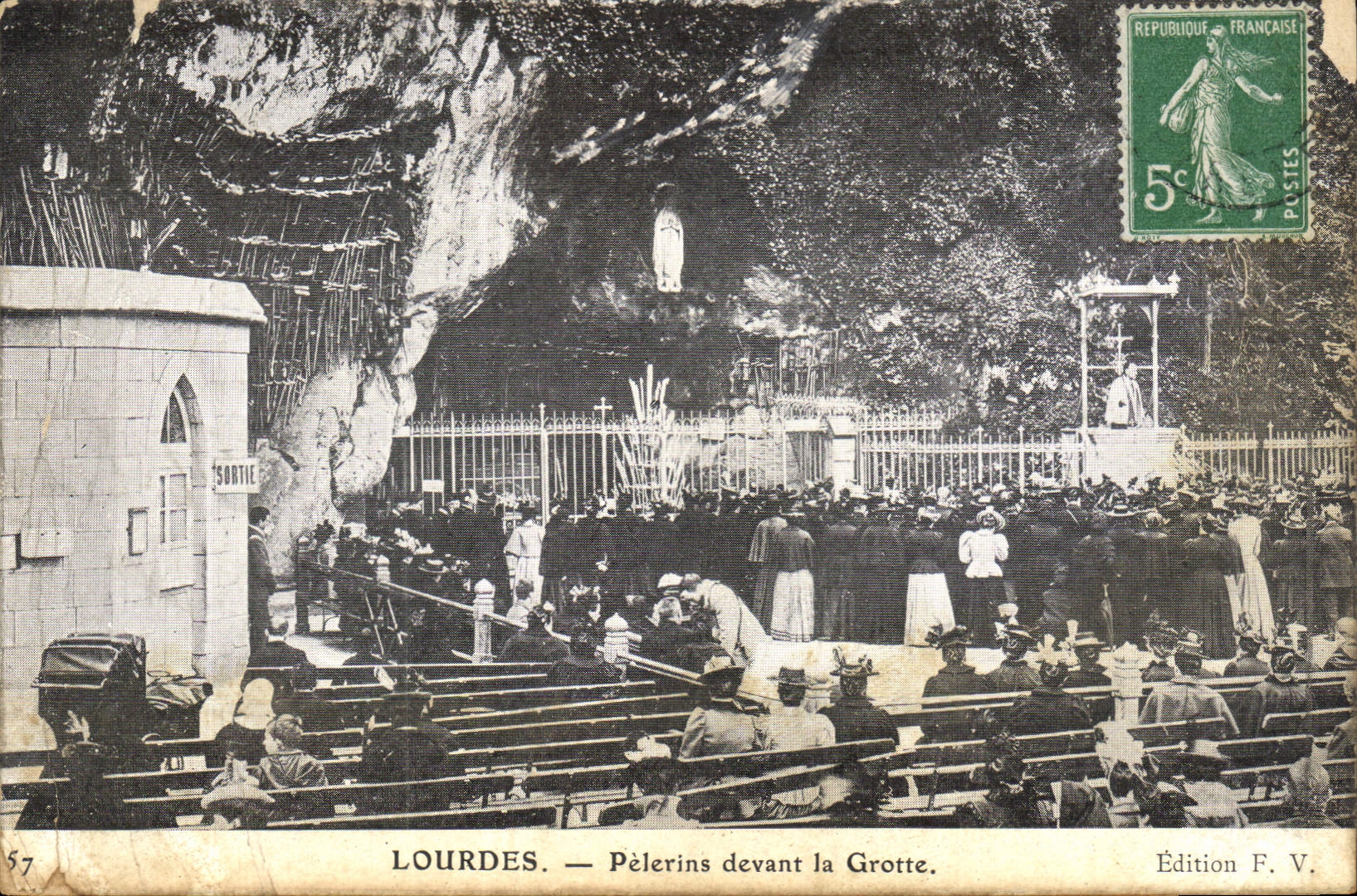 CPA Lourdes Pelerins devant la Grotte