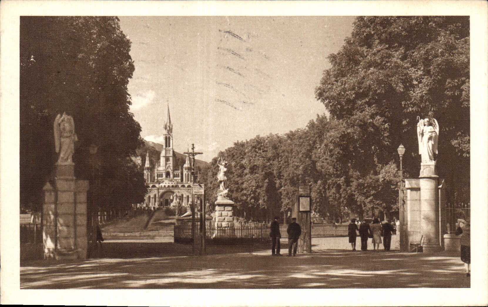 CPA Lourdes L'Entree des Sanctuaires 