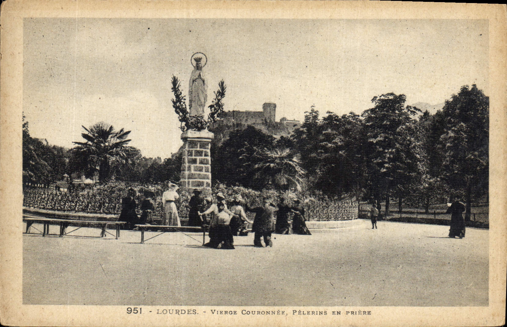 CPA Lourdes Vierge Couronnee Pelerins en Prierz 