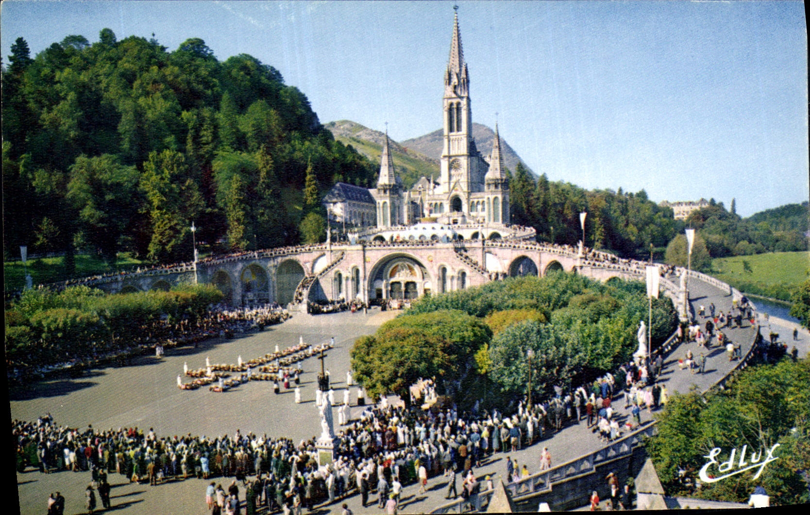 CPA Lourdes Les Malades assistant au chemin de Croix 
