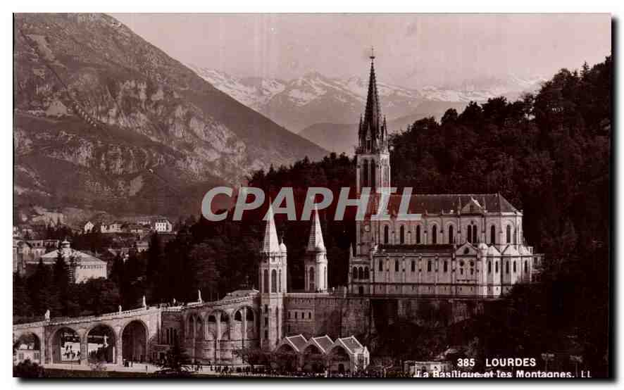 CPA Lourdes La Basilique et les Montagnes 