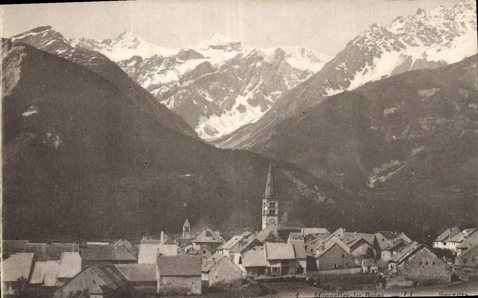 Monnelier-les-Bains — vue du village avec église et montagnes enneigées — Selecta, n° II