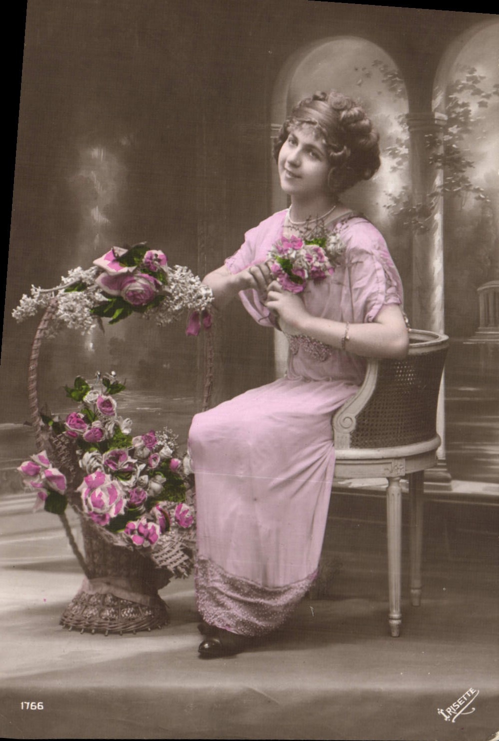Joven mujer en vestido rosa — con canasto de rosas — editor Risette, n° 1766 - Anverso